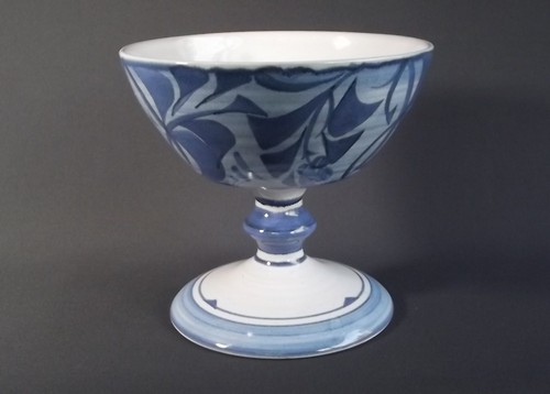 ALAN CAIGER-SMITH
An Alan Caiger-Smith Aldemaston Pottery pedestal bowl. Height 7 1/2 ins.