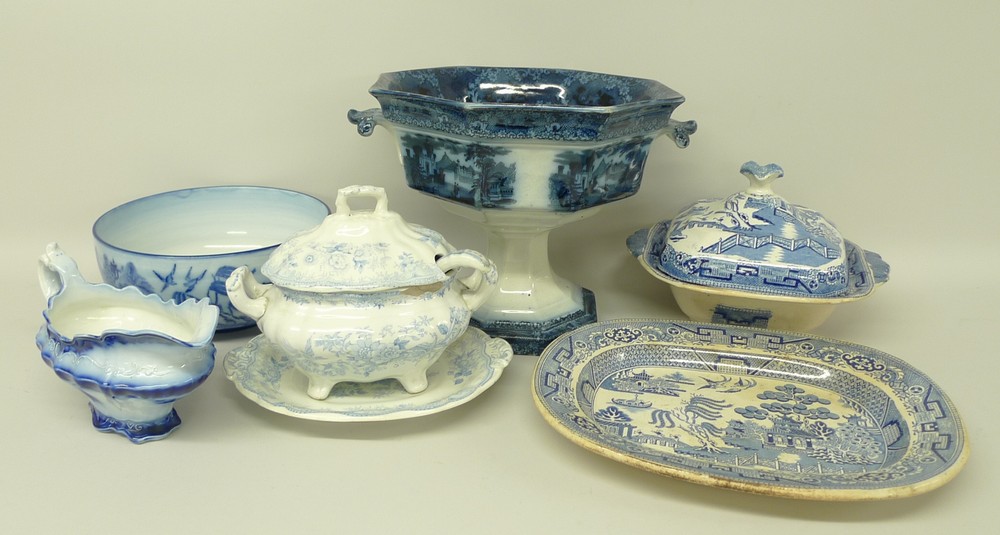 A quantity of 19th century and later transfer decorated blue and white pottery including an Abbey