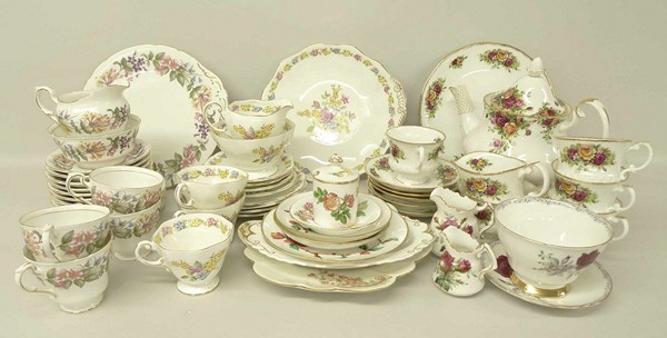 A quantity of ceramics including a Royal Albert teapot decorated in the 'Old Country Roses' pattern,