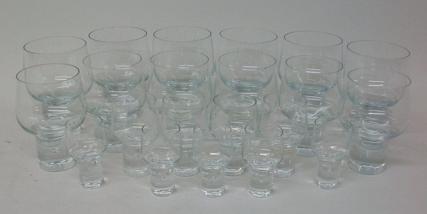 A Kosta Boda part suite of glassware decorated in the Mambo pattern, comprising; six red wine