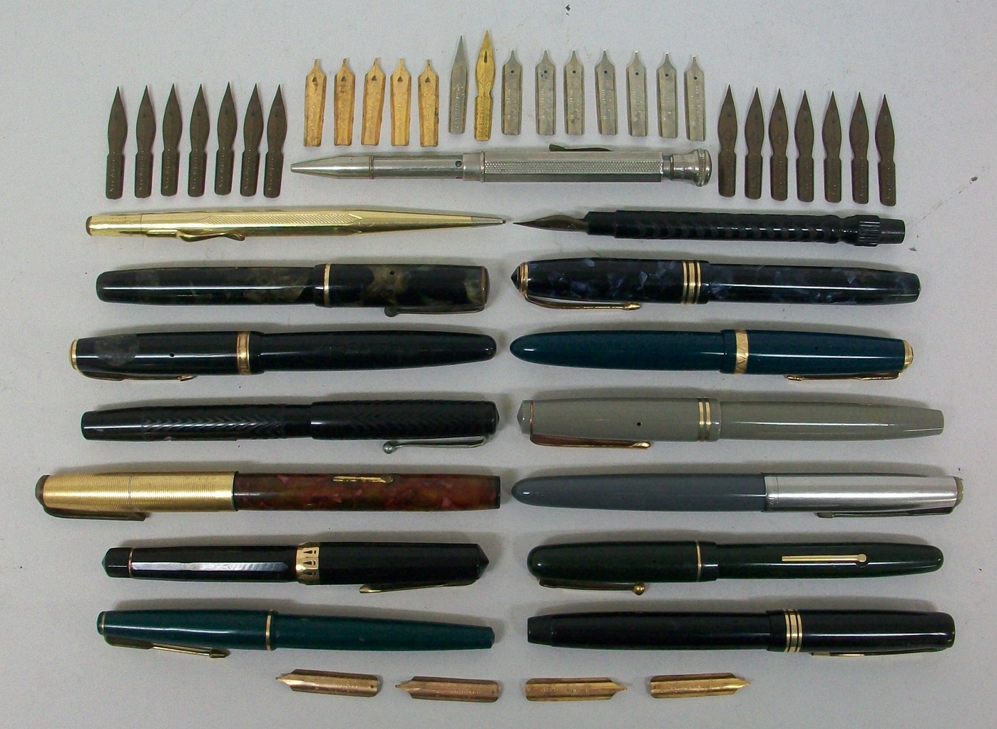 A collection of assorted fountain pens including a Waterman with 14k gold nib, three Parker