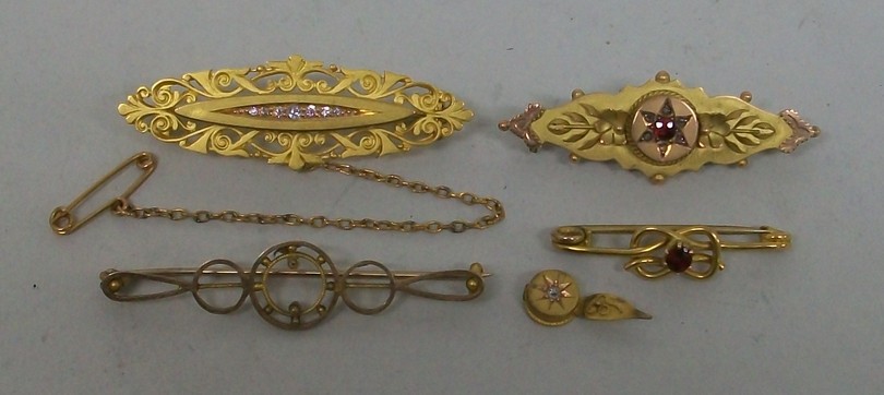 A Victorian 15ct gold and diamond set bar brooch with a foliate border, safety chain as fitted, 6.