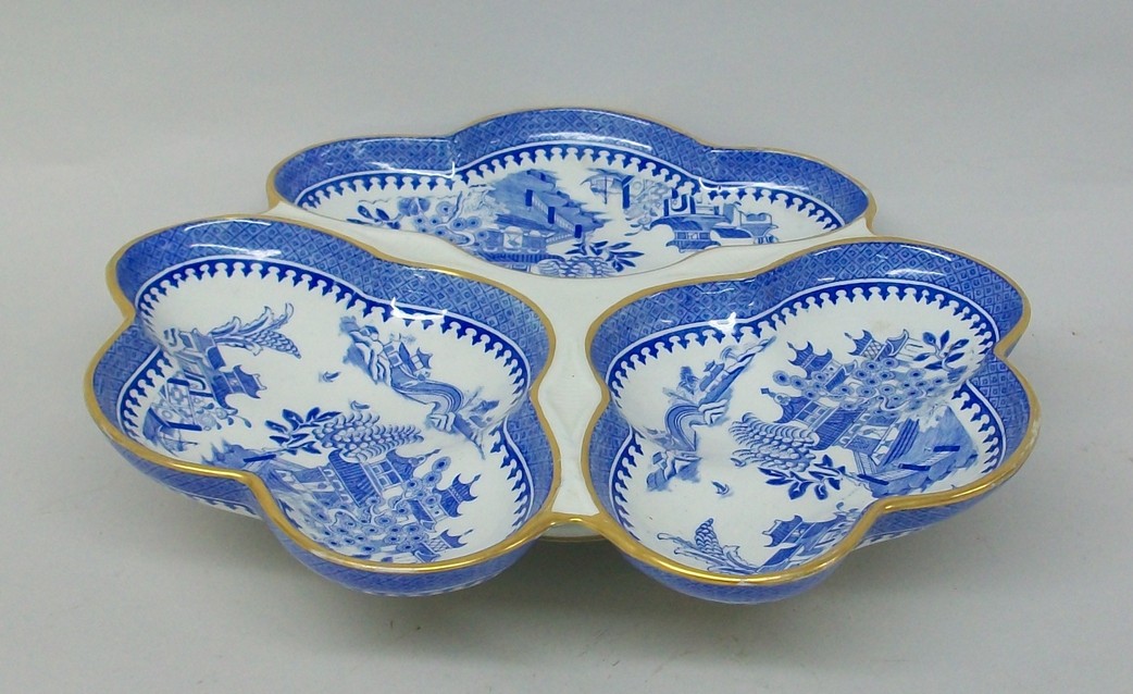 A Worcester porcelain tri-form entree dish, circa 1884, decorated in blue and white with a