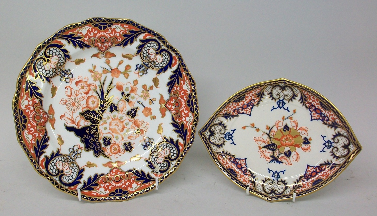 A Royal Crown Derby porcelain plate, circa 1939, imari decorated with flowers, 23cm diameter, and