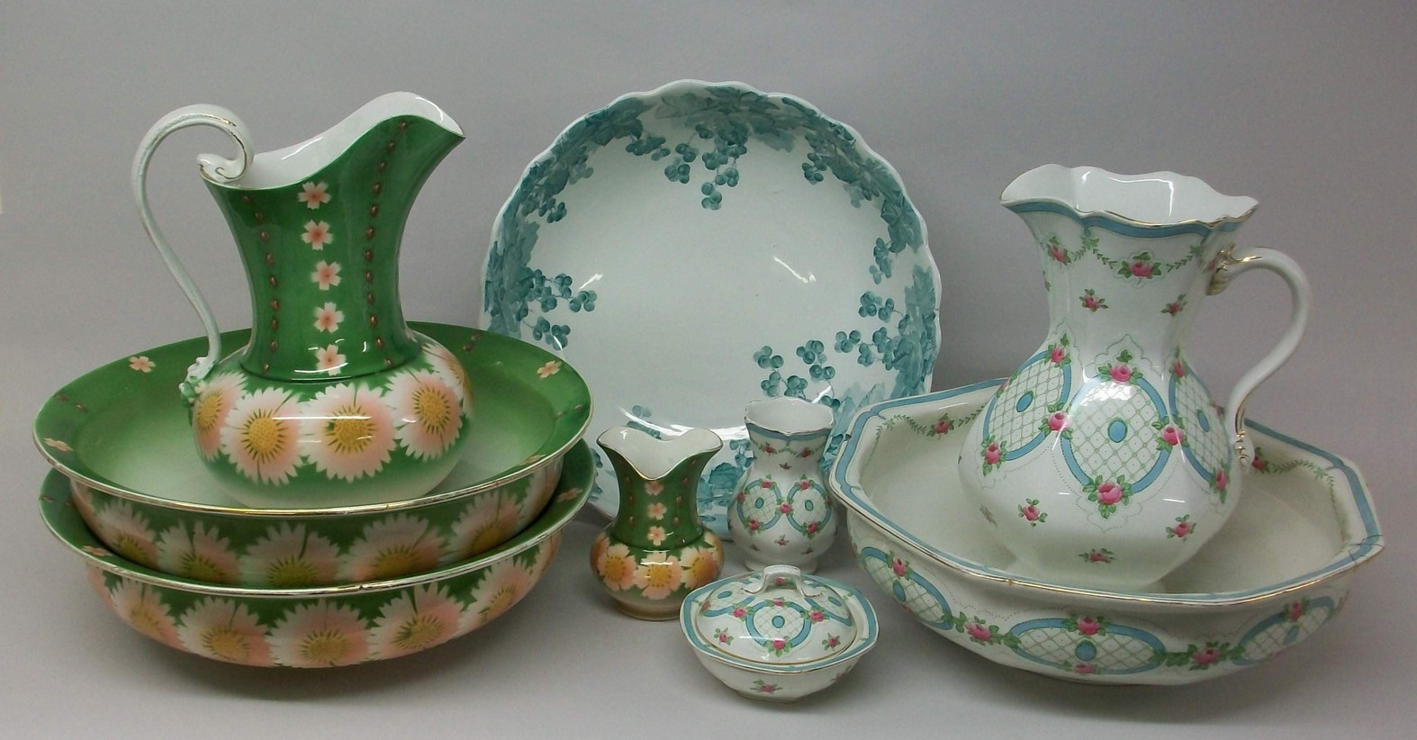 A Ridgeways blue and white pottery washbowl transfer decorated in the Zenda pattern, a Wilkinson