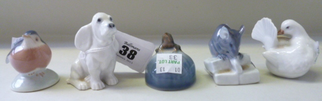 Five miniature Royal Copenhagen porcelain figures; Frog 507, Robin 2238, Seated Hound 2547, Mouse