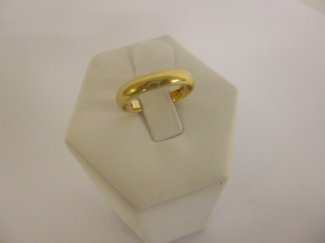 9ct gold plain wedding band ring, size O, 3.3g