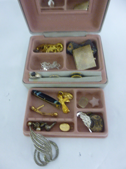 Jewellery box containing a collection of vintage and silver jewellery to include Agate and Marcasite