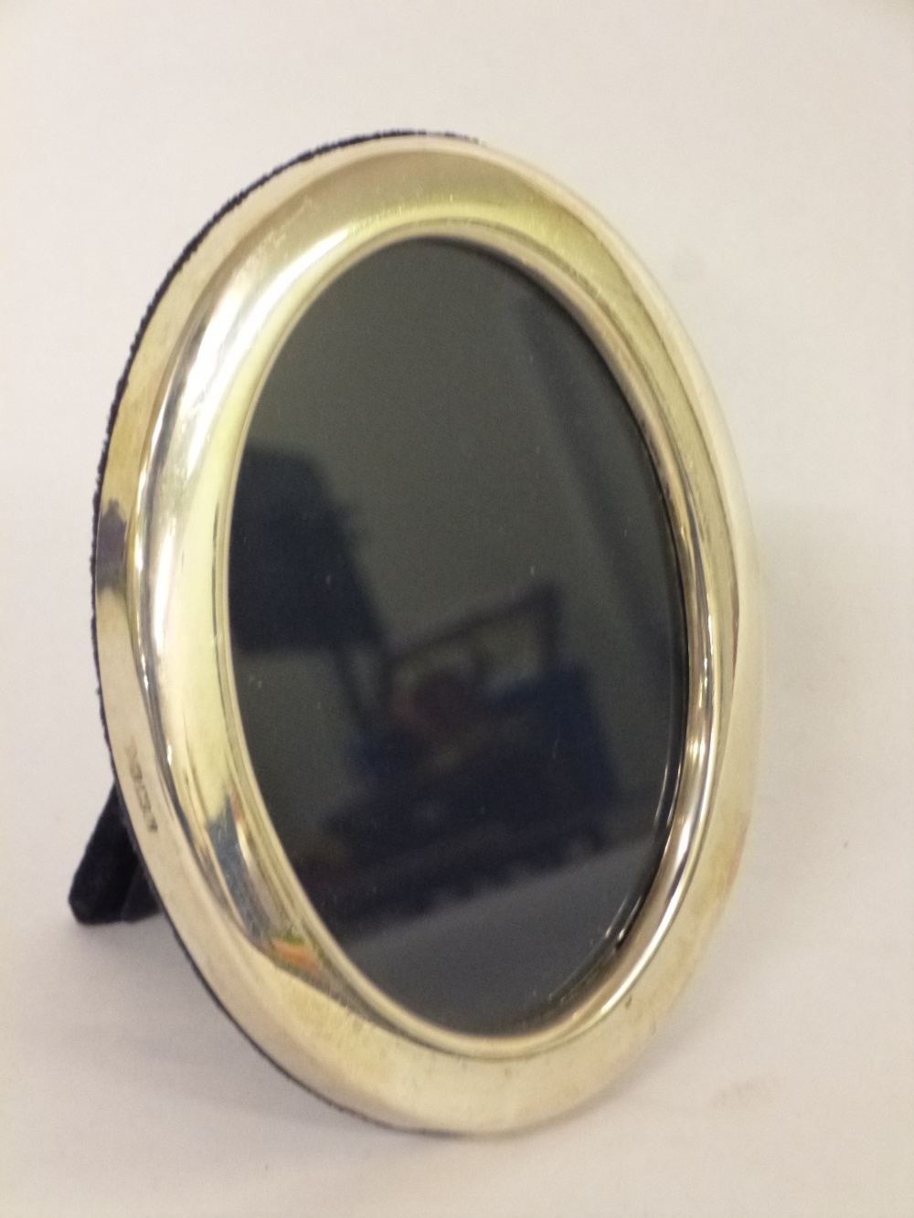 Carr's silver oval photograph frame, hallmarked Sheffield 1985, 8.5x11cms