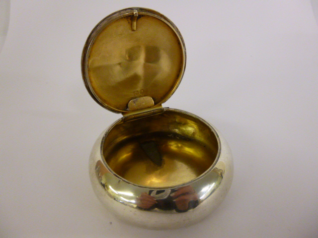 Silver gilt snuff box of circular form, hallmarked Chester 1900, 7cm diameter, 58g
