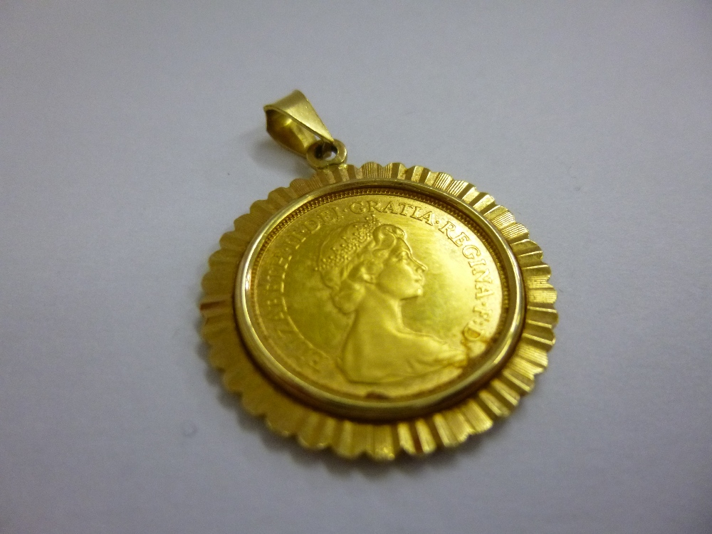 22ct gold half sovereign, 1980, in 9ct gold pendant setting, total weight 5.7g