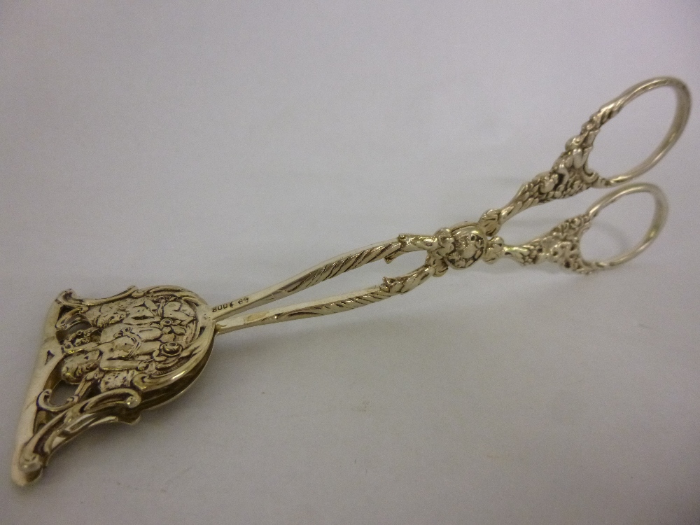 Continental 800 silver tongs embossed with cherubs, 6.5" long, 52.5g