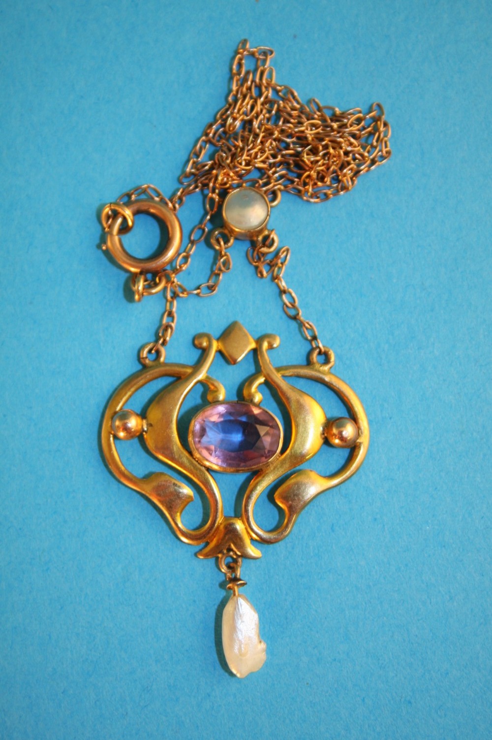 An Edwardian 9ct gold amethyst set pendant.