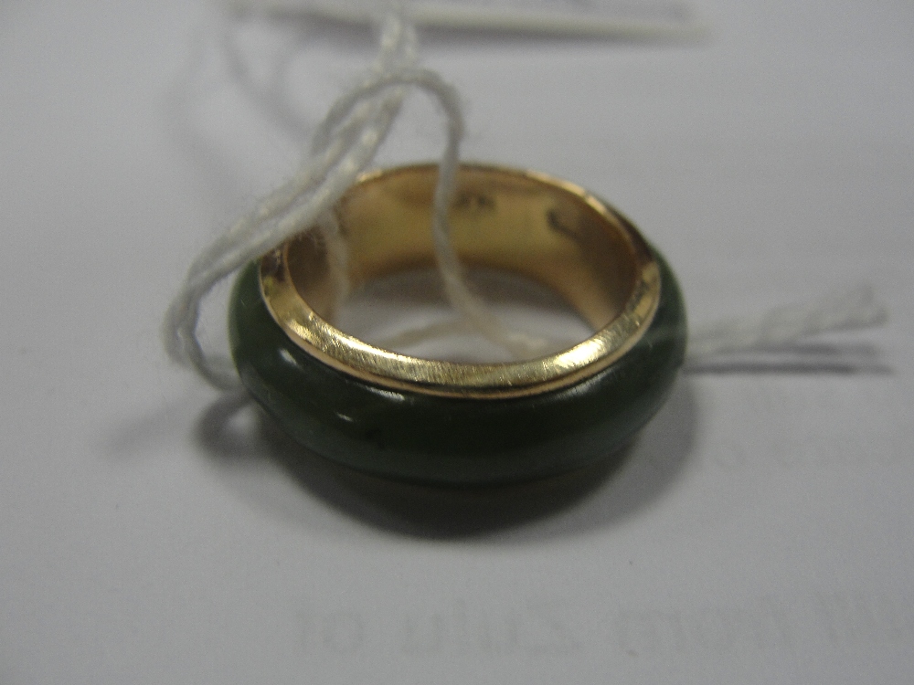 A 14ct jade ring