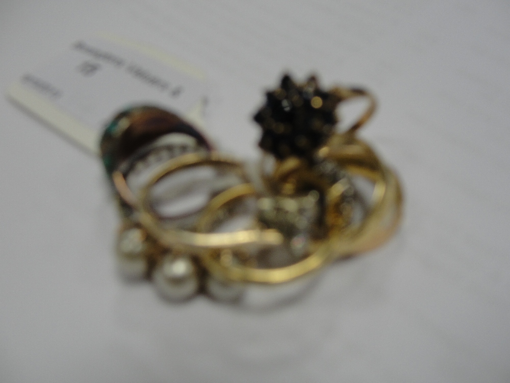 A quantity of 18ct and 9ct rings etc