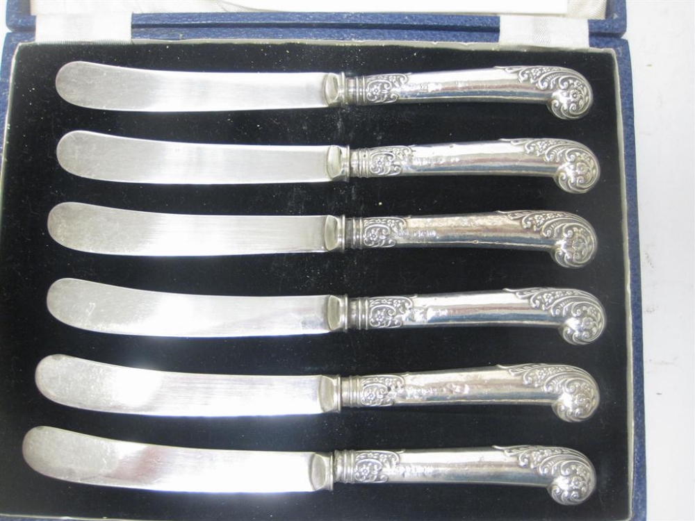 Six George V silver hafted Tea Knives with floral decorated pistol grips, Sheffield 1910, in case