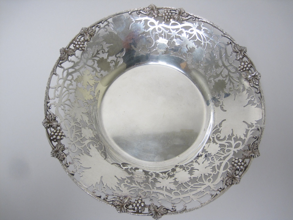 A modern silver pierced circular Dish with floral and fruiting vine cast border, Sheffield 1990, 8