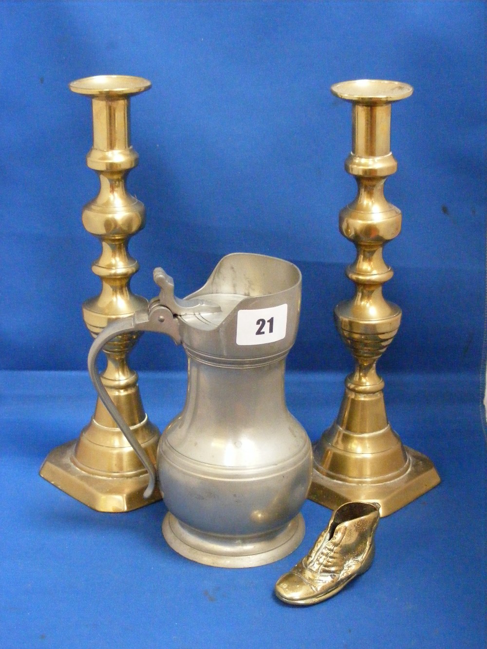 A collection of vintage metalware items, to include a French pewter jug, a pair of brass