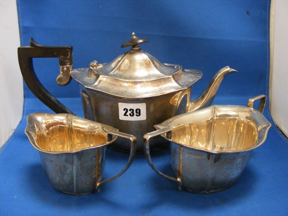 A 3-piece silver tea set with ebony handle and finial, H/M Sheffield 1937, 900 grams.