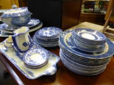 Collection of Blue and White Porcelain, including Willow pattern fourteen dinner plates, 3 graduated