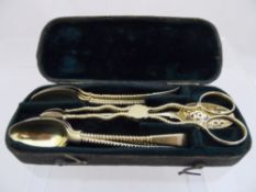 Continental silver gilt teaspoons, tongs and strainer in original box, 150 gms.