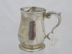 A Georgian silver tankard, of plain form, London hallmark, dated 1765 / 66, 300 gms, m.m Thomas