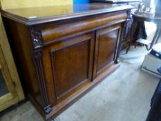 Victorian mahogany Chiffonier / sideboard having panelled doors, the front with columns to each side