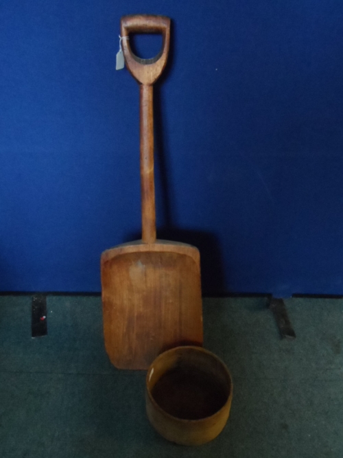 A vintage wooden grain shovel, turf spade, log splitter, grain shovel (4)