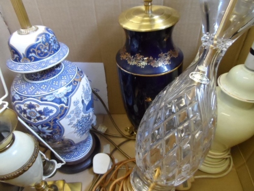 Box of misc. table lamps incl. three porcelain, one glass and the other brass (5)