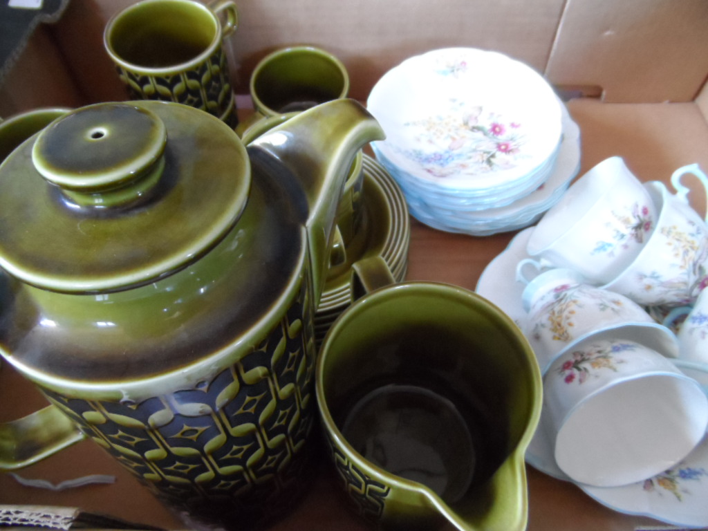 Part Hornsey and Windsor Bone China Tea set comprising Hornsea tea pot, milk jug, six cups and