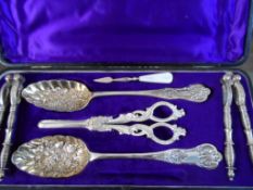 A Berry Spoon Presentation Set, the Walker and Hall silver plate set comprises a pair of berry