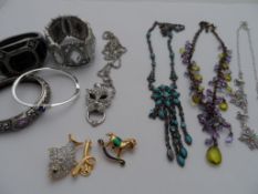 A Collection of misc. costume jewellery incl. bangles, necklaces and brooches