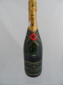 A bottle of Moet et Chandon Champagne, dated 1995, 750 ml.