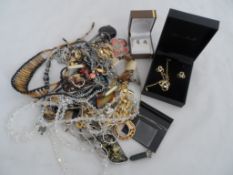 Collection of misc. costume jewellery incl. necklaces, earrings, rings etc.