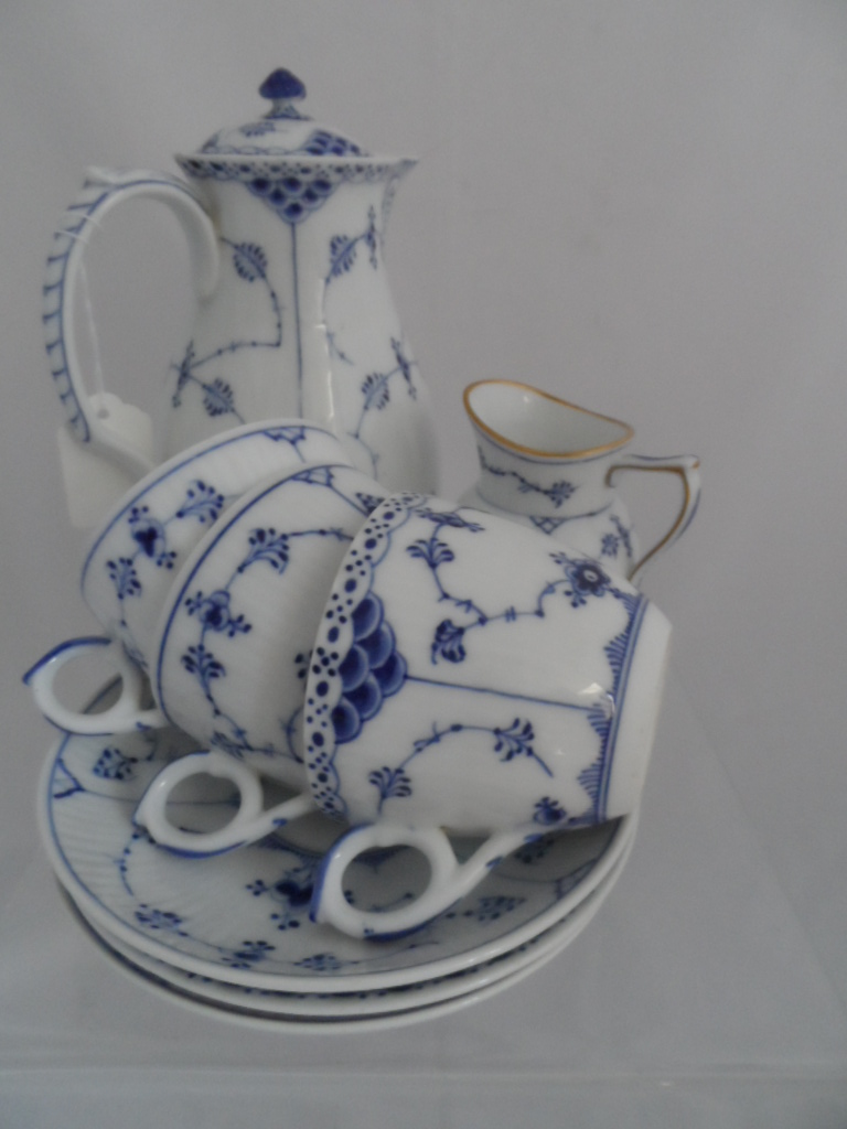 Royal Copenhagen `Onion Pattern` Blue and White breakfast set comprising four large and four small