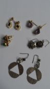 A MISCELLANEOUS COLLECTION OF EAR STUDS INCLUDING AMETHYST, MALACHITE, AND SILVER EARRINGS. (5)