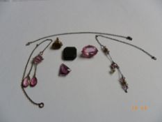 A COLLECTION OF MISC. JEWELLERY INCL. A PART PINK STONE NECKLACE, BROOCH, BLOOD STONE COUNTER AND