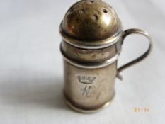 A CHESTER HALLMARK SOLID SILVER MINIATURE SHAKER IN THE FORM OF AN ALE MUG., HAVING FALCON CREST