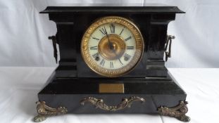 A VICTORIAN MANTLE CLOCK HAVING A WHITE FACE WITH ROMAN NUMERALS