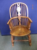 AN ANTIQUE ELM WINDSOR STYLE CHAIR