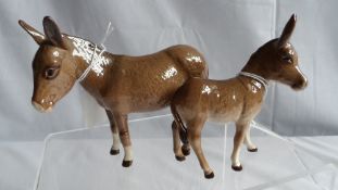 A BESWICK PORCELAIN FIGURE OF A DONKEY AND A FOAL. (FOAL EAR WAF)