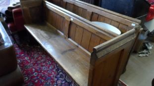 A SMALL PINE CHURCH PEW, APPROX. 166 cms / 5.5ft IN LENGTH