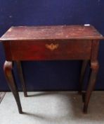 A SMALL ANTIQUE DARK OAK OCCASIONAL TABLE ON CABRIOLE STYLE LEGS