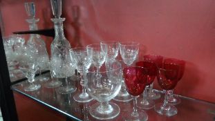A COLLECTION OF MISC. GLASS INCL. DECANTER, FIVE EDWARDIAN ENGRAVED CHAMPAGNE GLASSES DEPICTING
