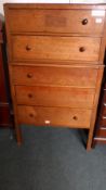 AN EDWARDIAN OAK CHEST OF DRAWERS HAVING FIVE LONG DRAWERS, THE CHEST BEING SUPPORTED ON STRAIGHT