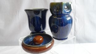 A MISCELLANEOUS COLLECTION OF BOURNE DENBY WARE INCLUDING AN OWL SHAPED JUG 15 cms, VASE 12 cms