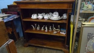 AN OPEN FRONTED MAHOGANY COLONIAL STYLE BOOKCASE HAVING EBONISED COLUMNS, APPROX. 32 X 105 X 104