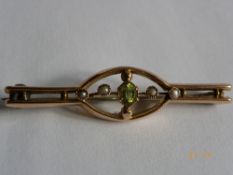 AN EDWARDIAN 9 ct GOLD PERIDOT AND SEED PEARL BAR BROOCH APPROX. WT. 2.1 gm