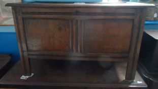 A CIRCA 18TH CENTURY OAK PANELLED CHEST WITH CANDLE DRAWER TO INSIDE, THE CHEST HAVING PANELLED TOP,