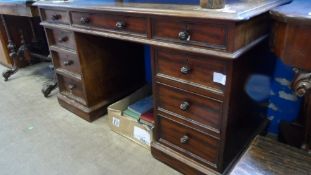 A VICTORIAN TWIN PEDESTAL MAHOGANY DESK HAVING FOUR DRAWERS TO EACH SIDE AND A SINGLE DRAWER TO